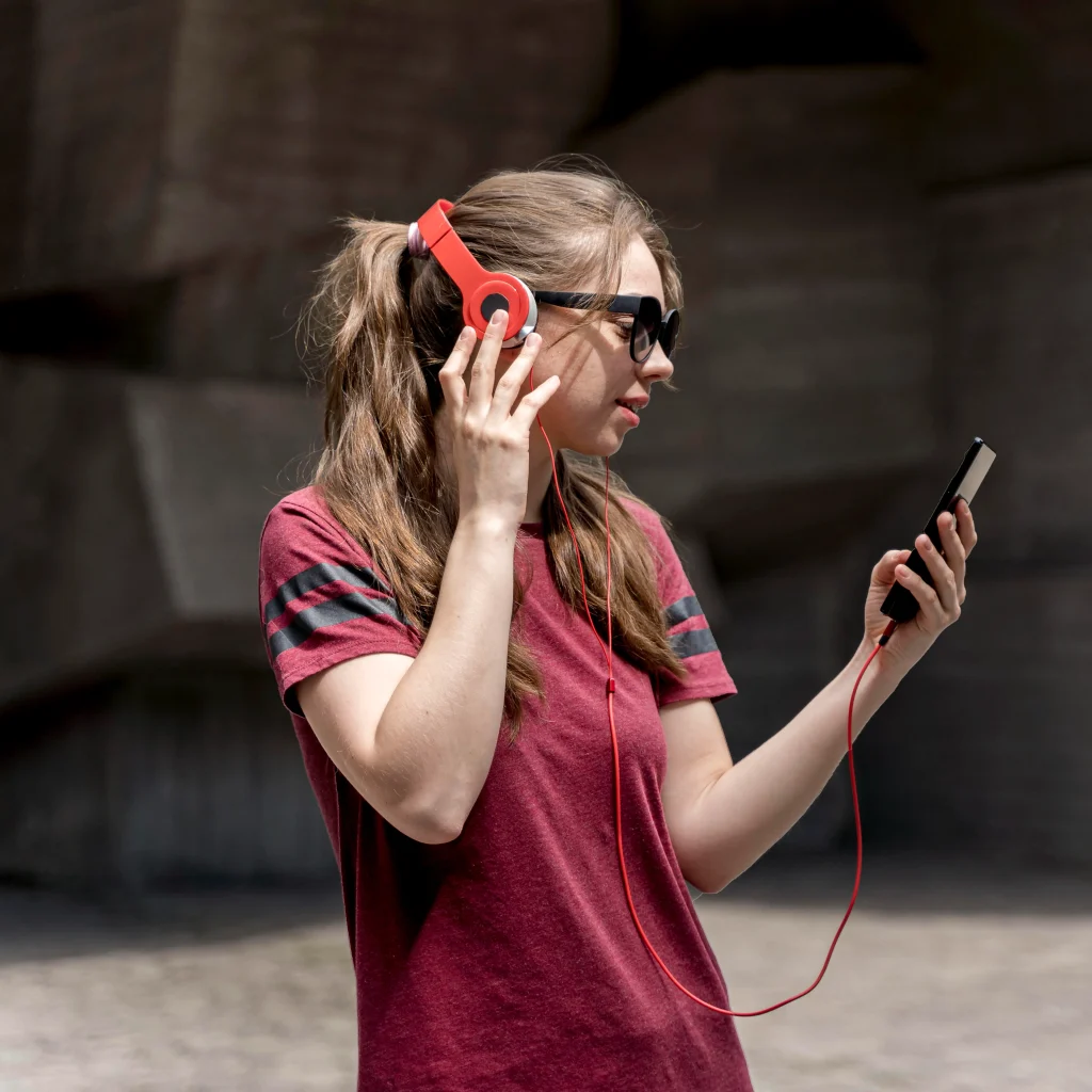 أفضل اكسسوارات جوال للسفر في الإمارات 2026 – باور بانك، سماعات لاسلكية، شاحن سيارة، مكبر صوت محمول، وكابل شحن سريع من Levore وVFAN